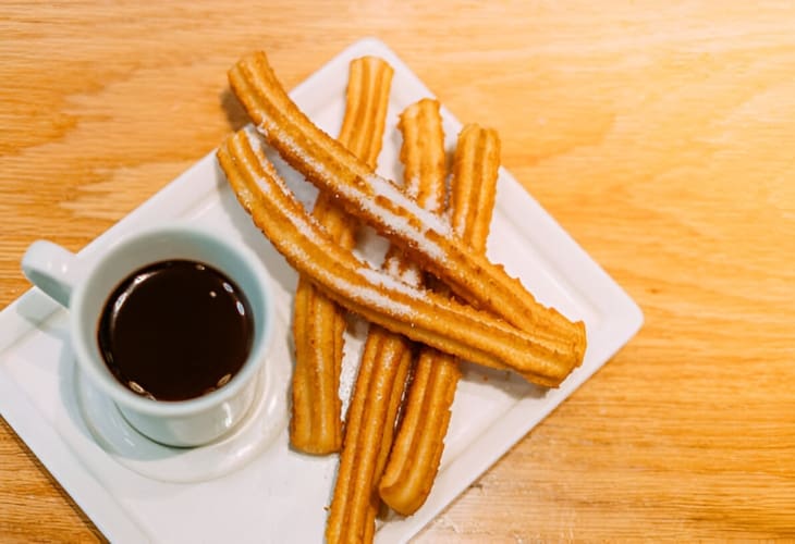 Prepara churros con chocolate en casa