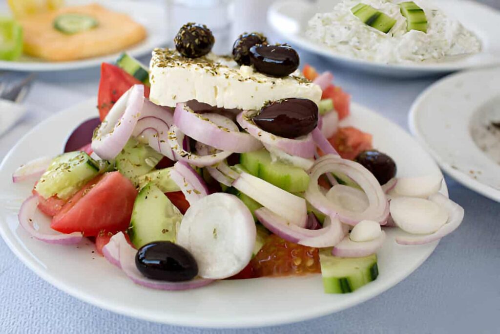 Prepara ensalada griega rápido