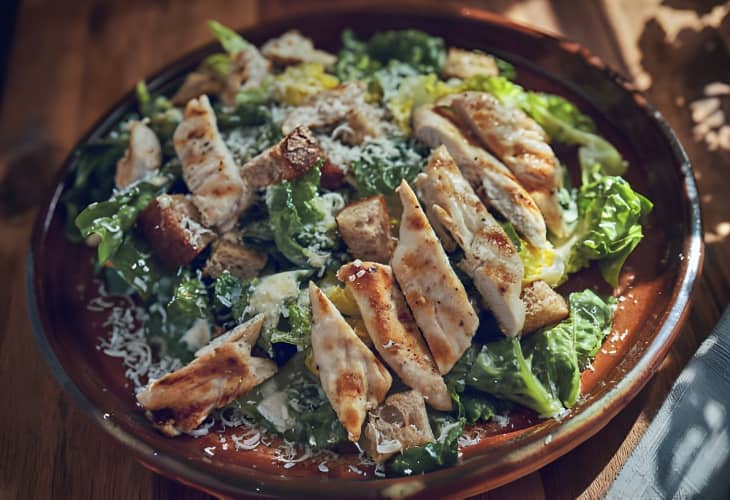 Ensalada César con pollo: receta casera para disfrutar en minutos