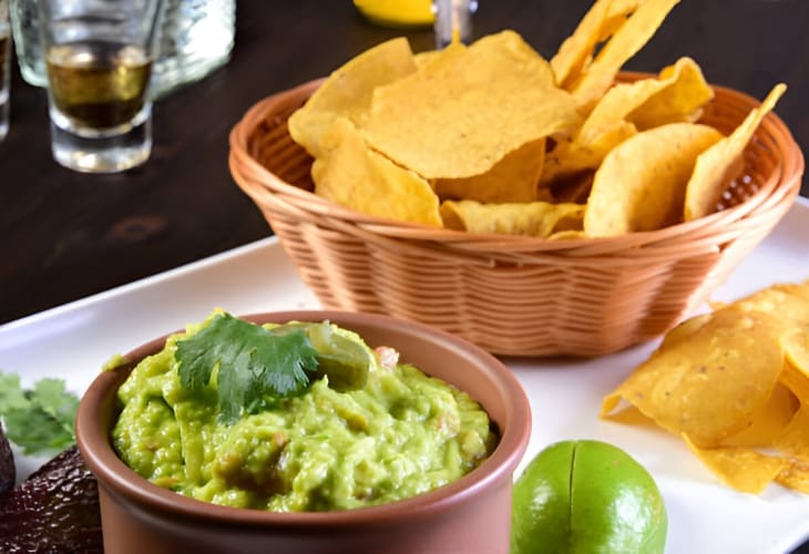 Los mejores totopos con guacamole mexicanos