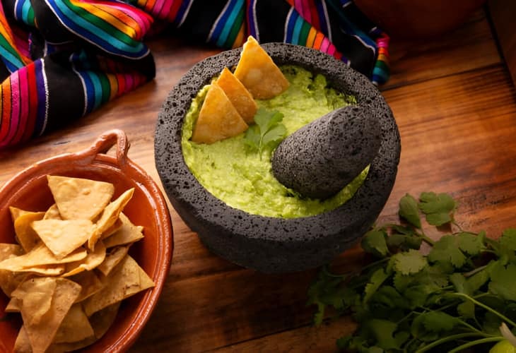 Prepara totopos con guacamole en casa