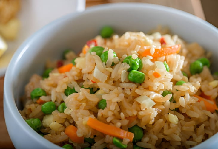 Prepara arroz tres delicias, un clásico asiático en casa