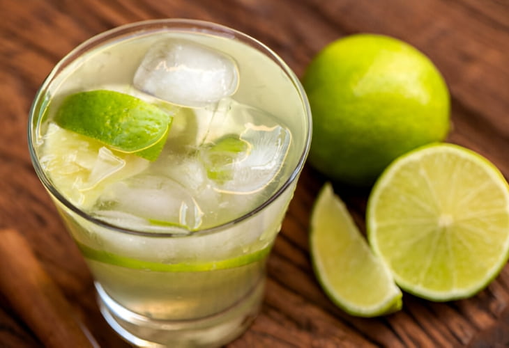 Prepara caipirinha brasileña fácil