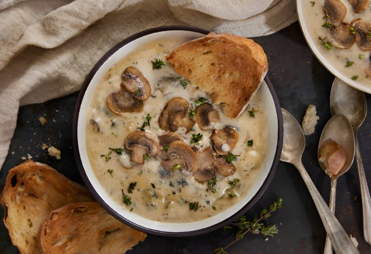 Champiñones Strogonoff, receta eslava fácil y rápida