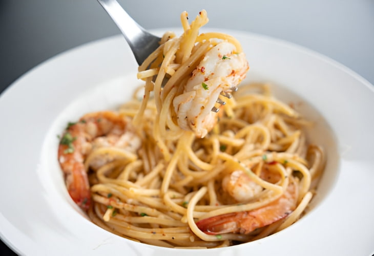 Receta de espaguetis al Ajillo con Gambas, en casa