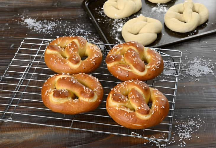 Prepara pretzels caseros, receta fácil