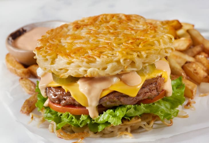 Prepara ramen burger en casa fácil