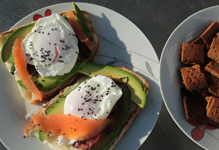 Receta de huevos benedcit con salmón ahumado y aguacate