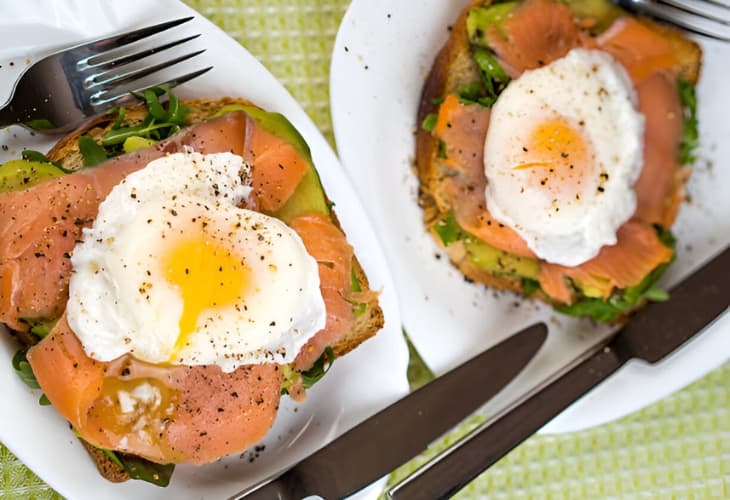 Huevos benedict con salmón y aguacate