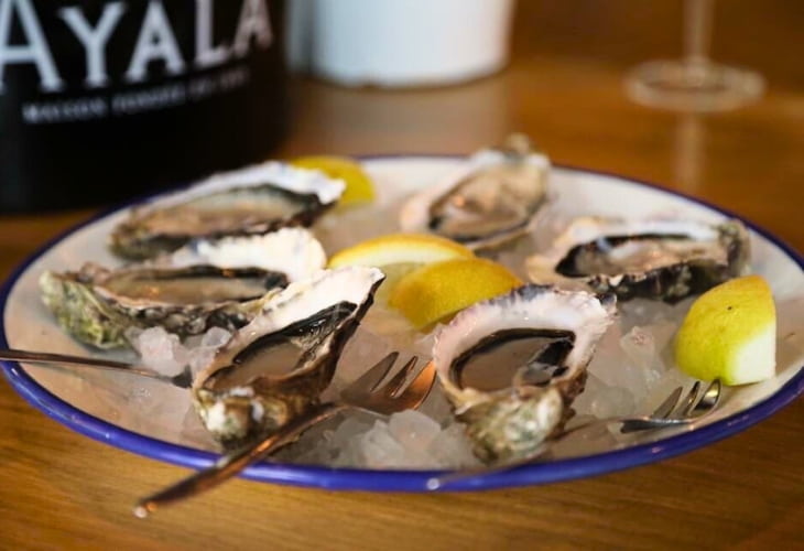 Ostras propias y cerveza artesanal en La Mar