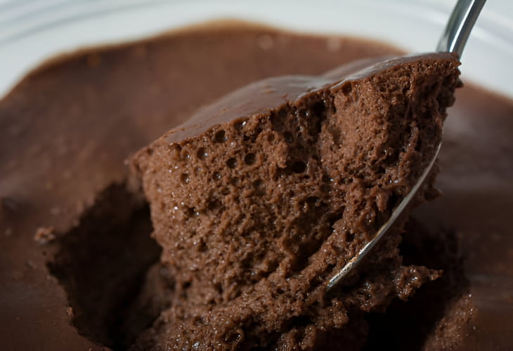 Prepara mousse de chocolate casero.