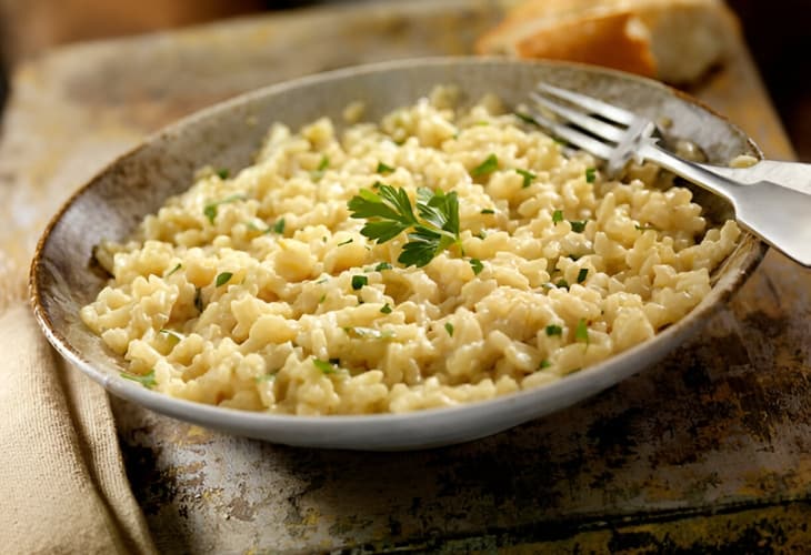 Disfruta de un risotto suave y sabroso con calabacín y champiñones.