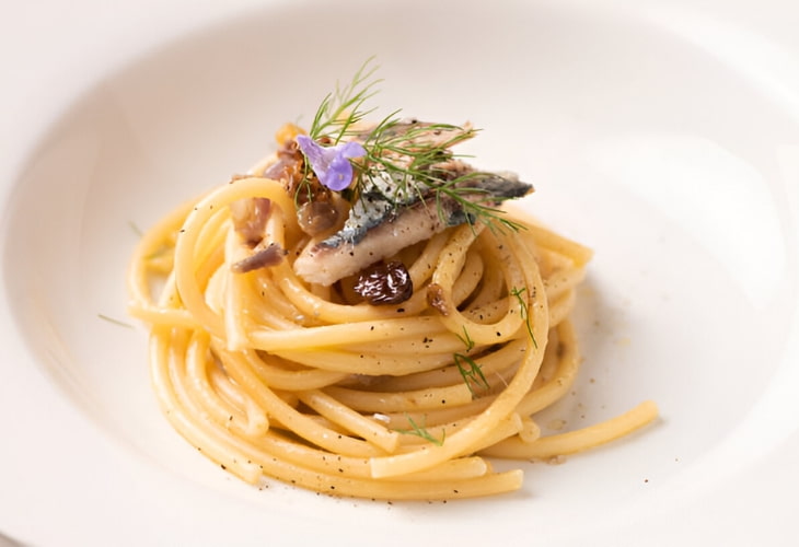 Prepara spaghetti a la carbonara sin nata caseros