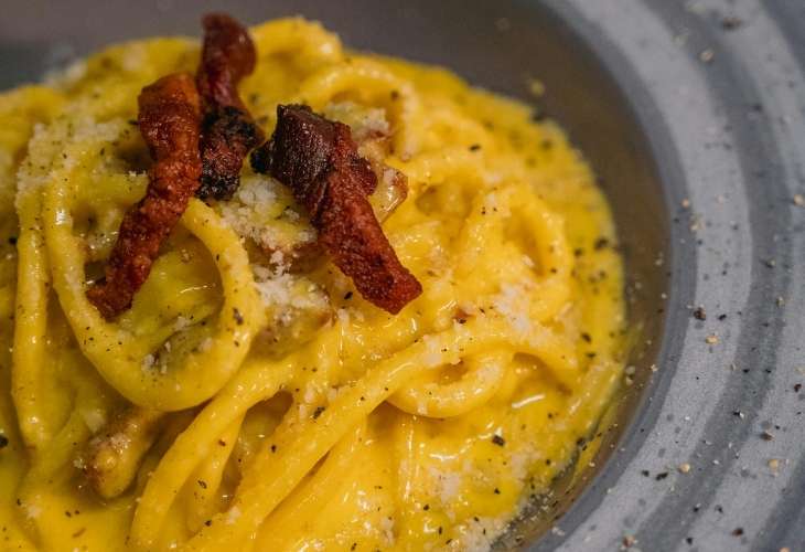 Receta tradicionalde espaguetis carbonara sin nata