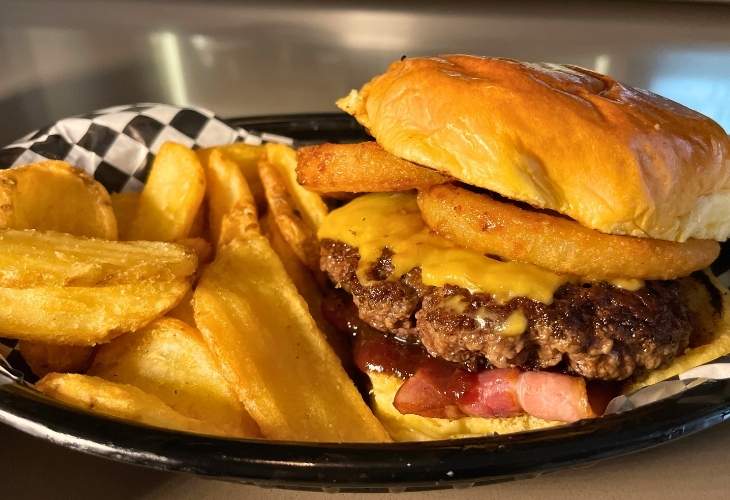 Hamburguesas y cervezas artesanales en la braña en Santander