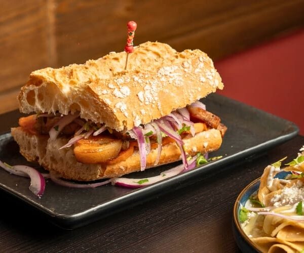 Perú gana el Mundial de Desayunos de Ibai Llanos: el pan con chicharrón que puedes probar en Santander