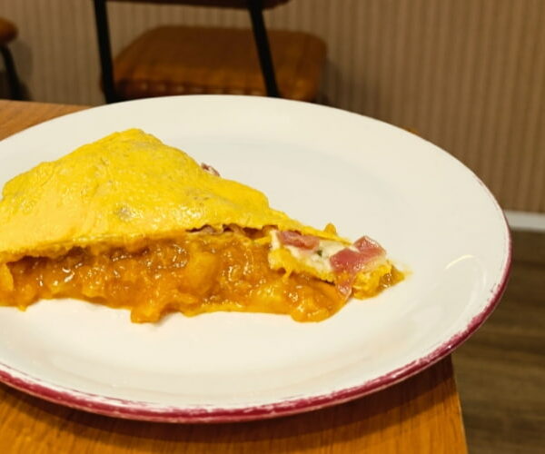 Cafetería Rua en Santander: tortillas únicas y platos combinados con sabor casero