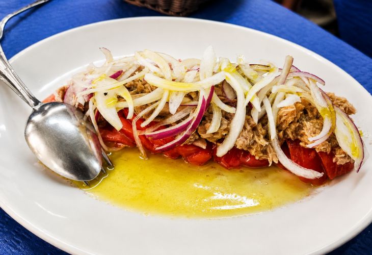 Ensalada de tomate con ventresca en Restaurante Marucho de Santander